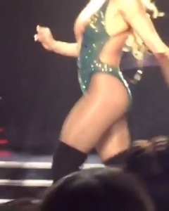 Britney Spears - Wardrobe Malfunction at Concert LasVegas  ( JZ7Bsi29